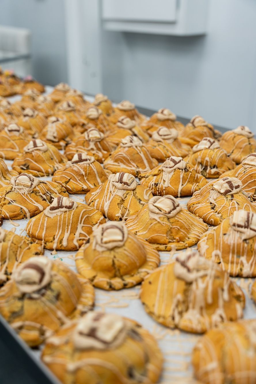 A bunch of cookies are sitting on top of a tray on a table.