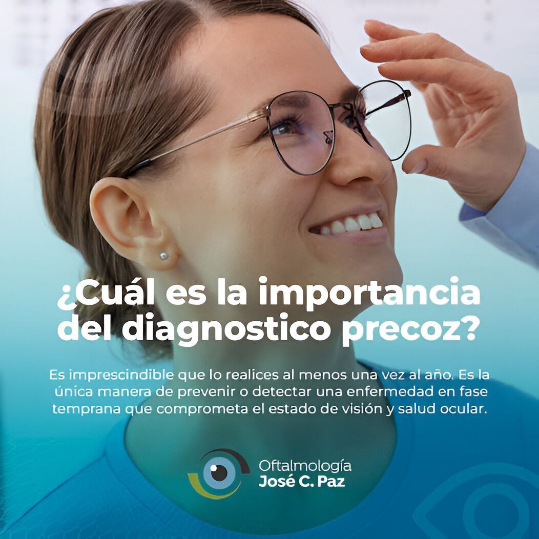 Mujer con gafas, sonriendo. Texto: «Importancia del diagnóstico precoz». Logotipo de una clínica oftalmológica.