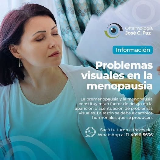 Mujer con los ojos cerrados sosteniendo papeles