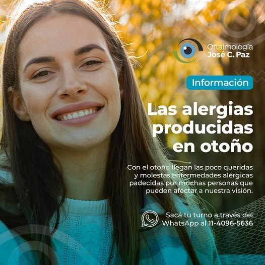 Mujer sonriente en escena de otoño