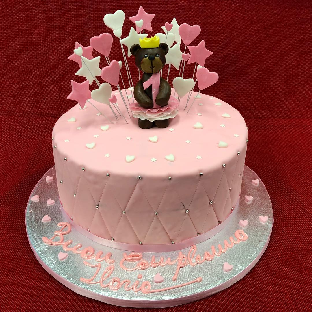 torta di compleanno rosa con orsacchiotto