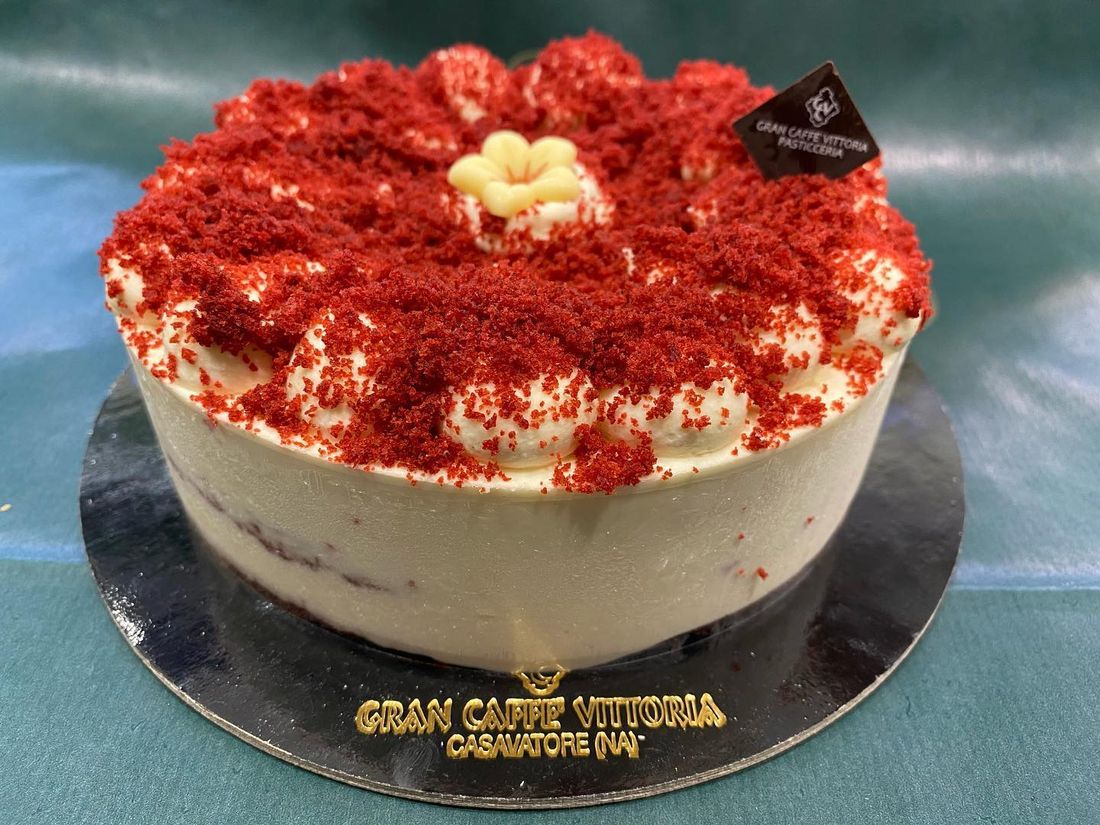 torta con fiorellino e guarnizione rossa