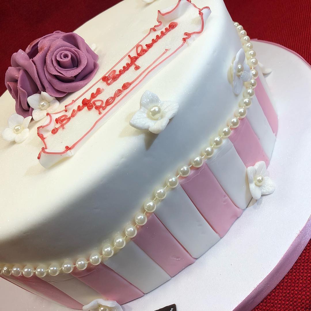 torta di compleanno rosa e bianca con perle