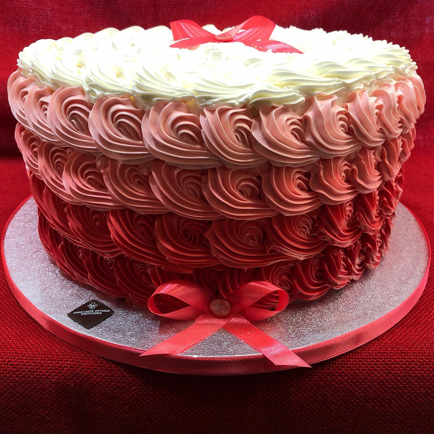 torta a più strati sui toni del rosa