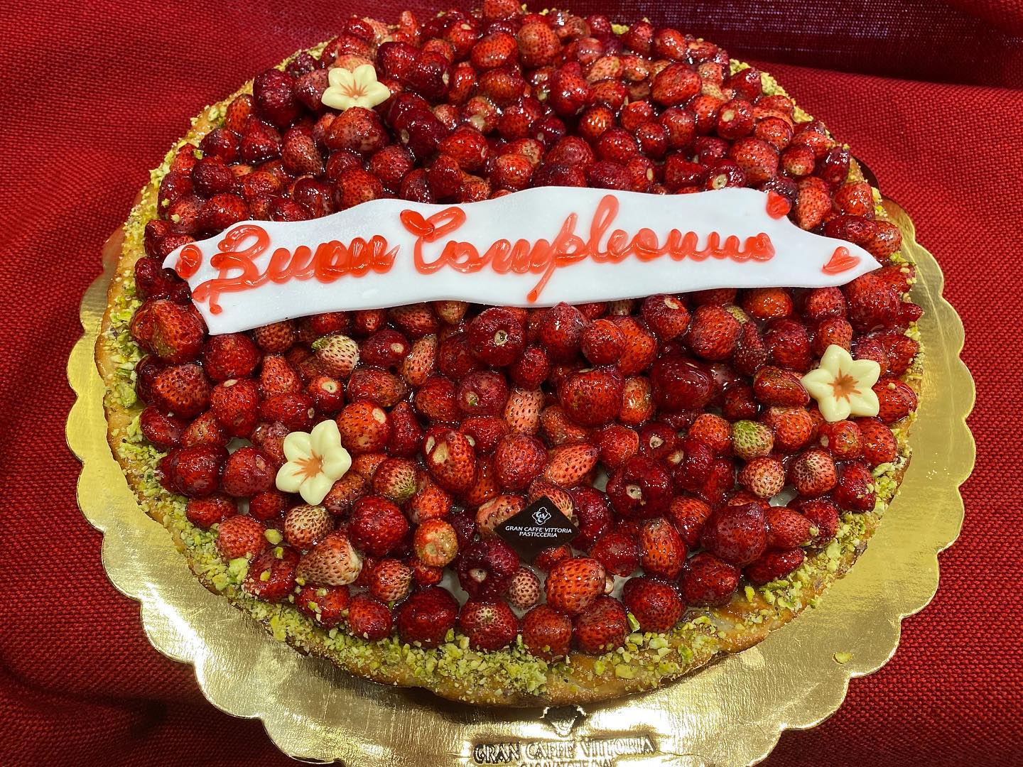 torta di compleanno con fragoline di bosco
