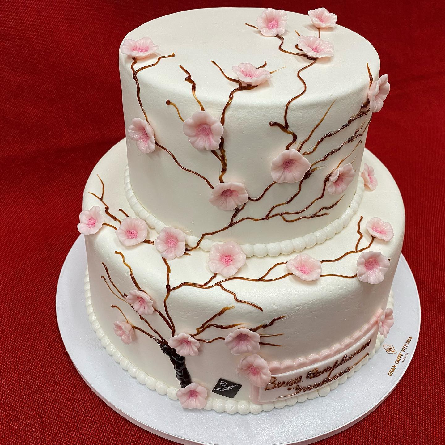 torta a più strati con fiori di pesco