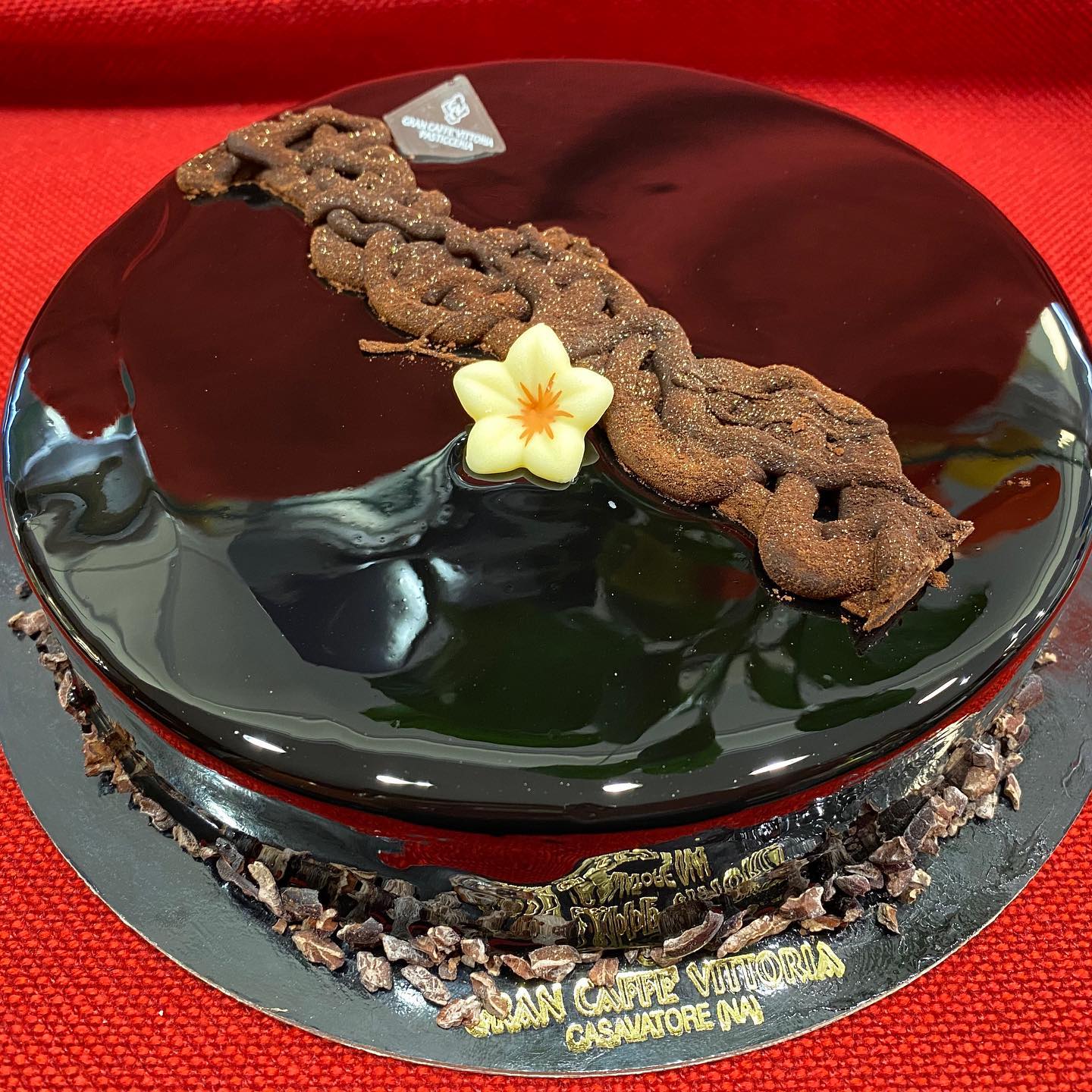 torta artigianale con guarnizione artistica
