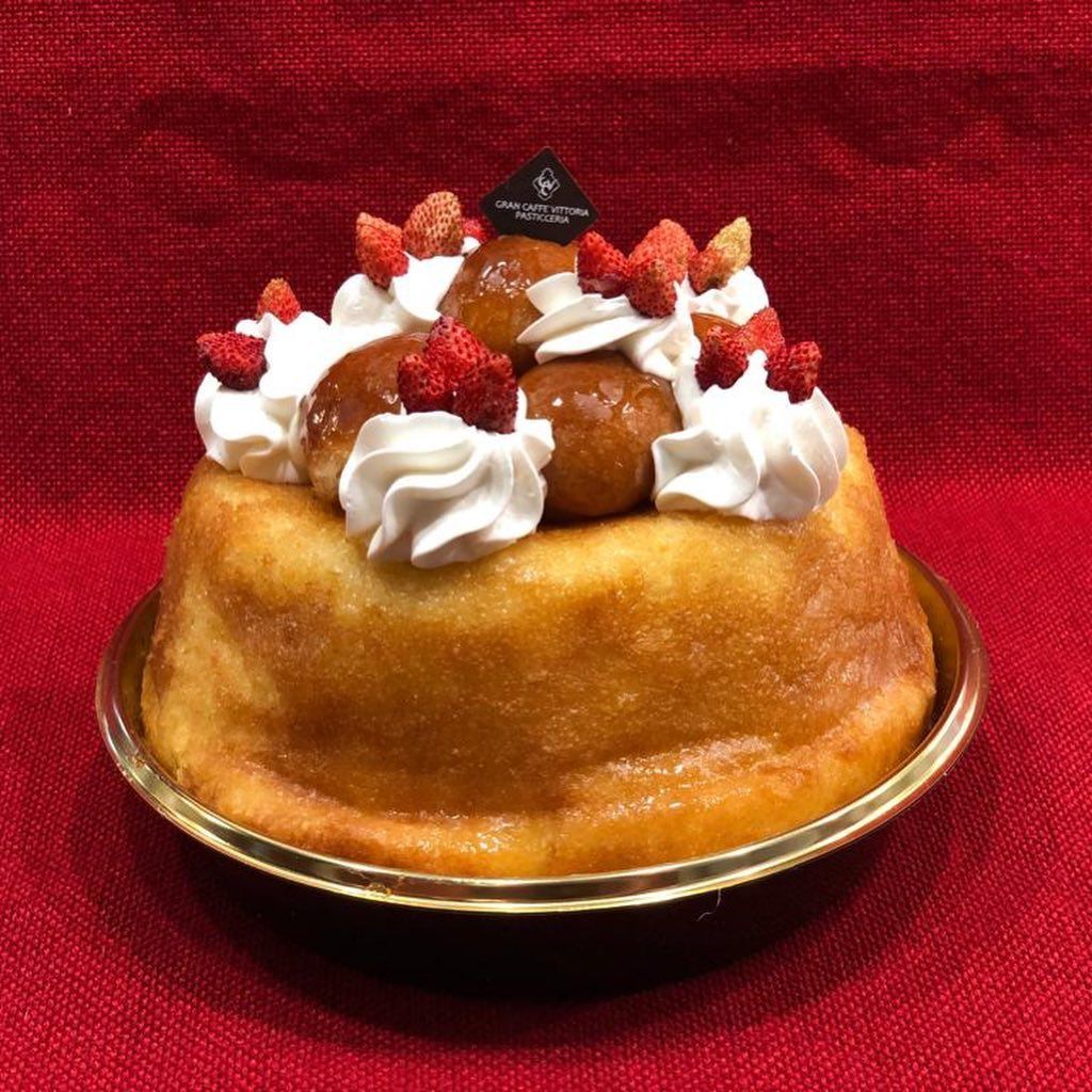 dolce artigianale con fragole e panna