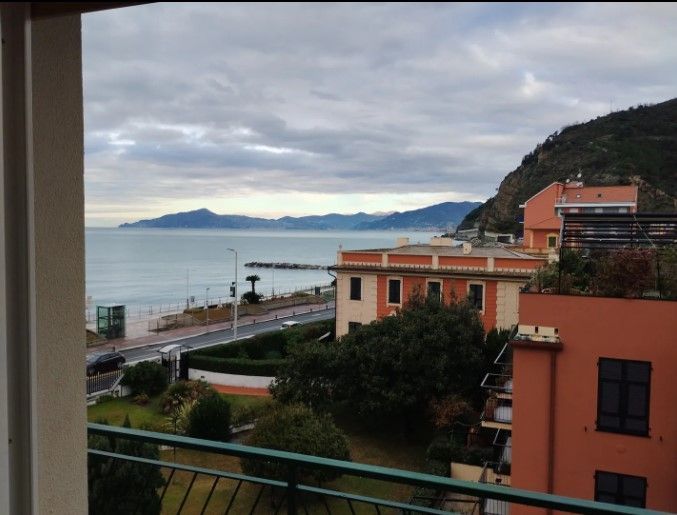 Una vista sull'oceano e sugli edifici da un balcone