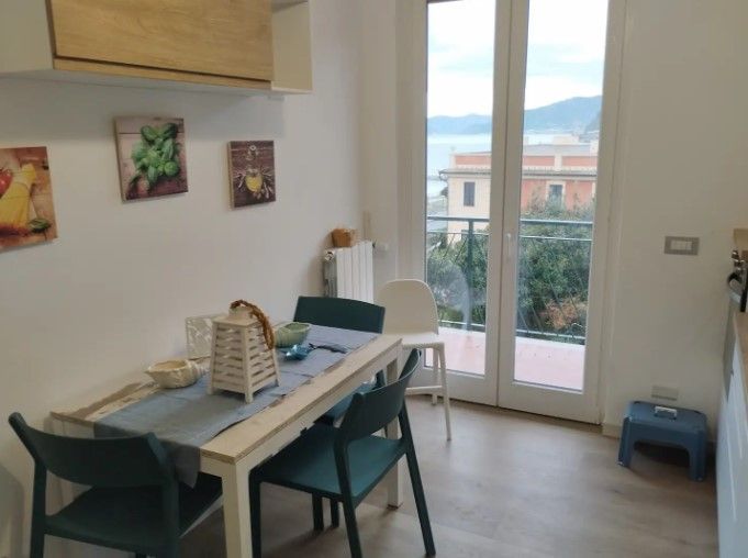 Una cucina con tavolo e sedie e un balcone