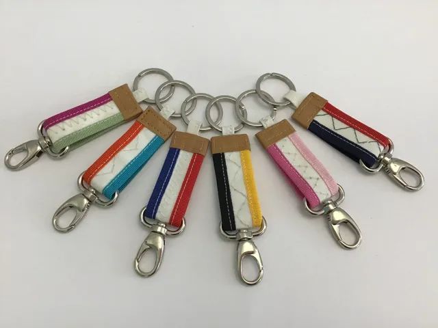 Un mucchio di portachiavi colorati sono seduti su una superficie bianca