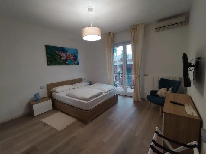 camera da letto con un letto grande e un televisore