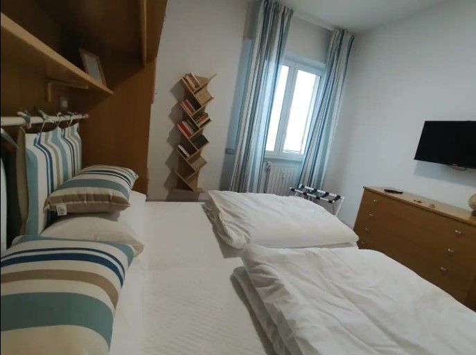 Una camera da letto con un letto grande e una tv a schermo piatto