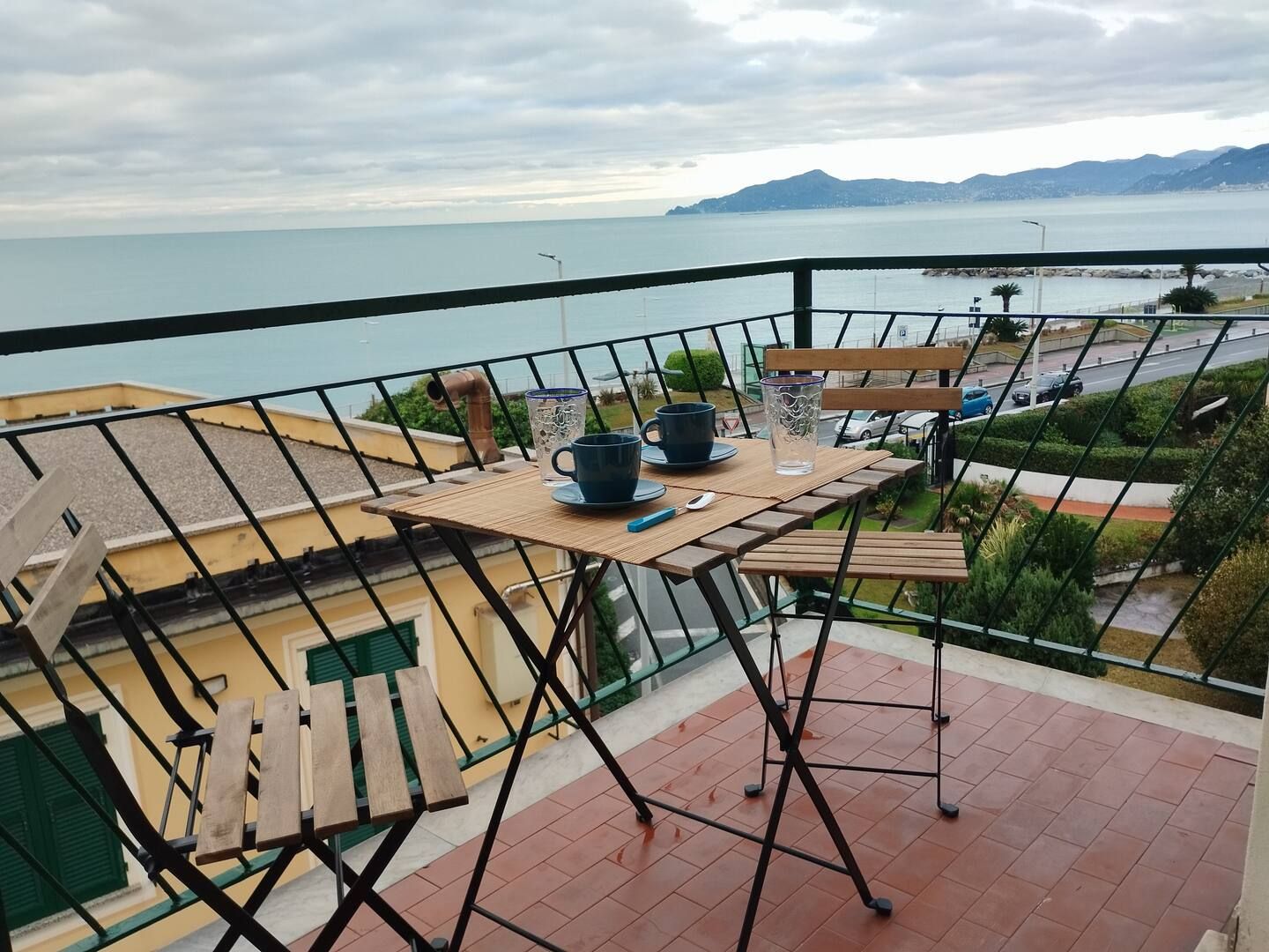 Un balcone con tavolo e sedie con vista sull'oceano