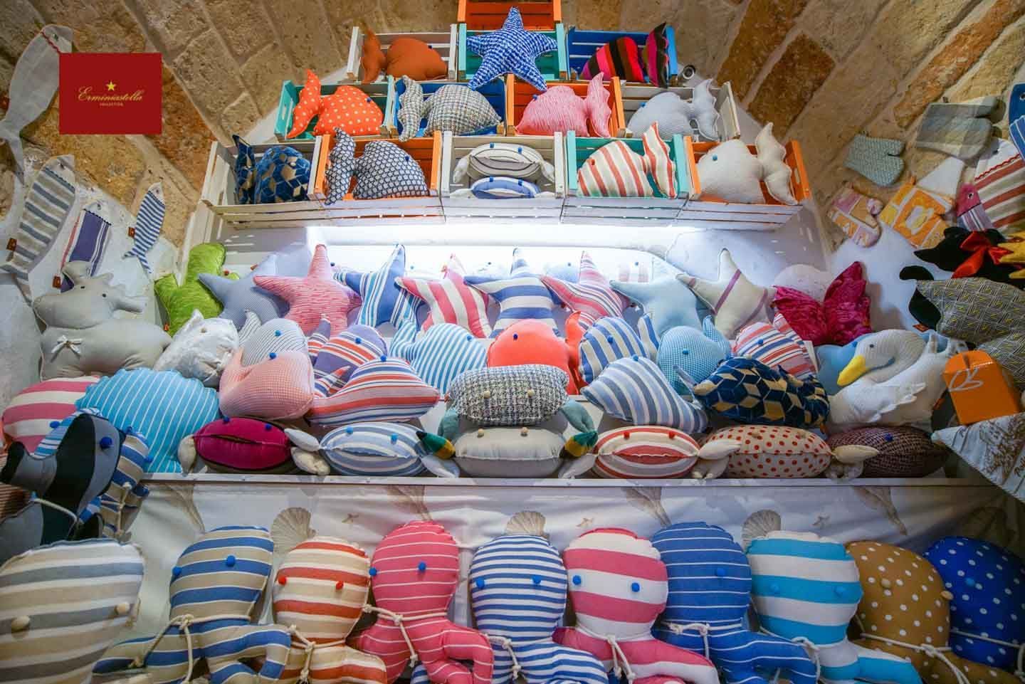 Un mucchio di animali di peluche sono impilati uno sopra l'altro su uno scaffale.