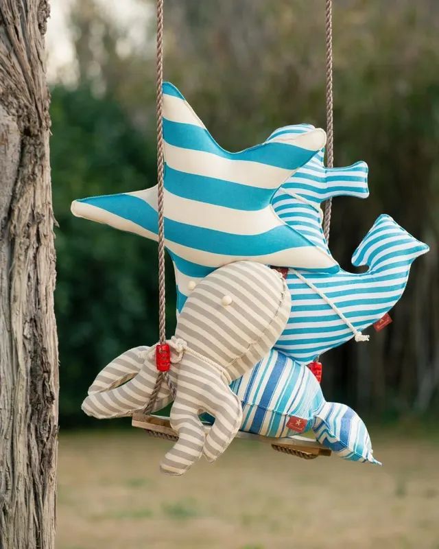 Due animali imbalsamati sono appesi al ramo di un albero