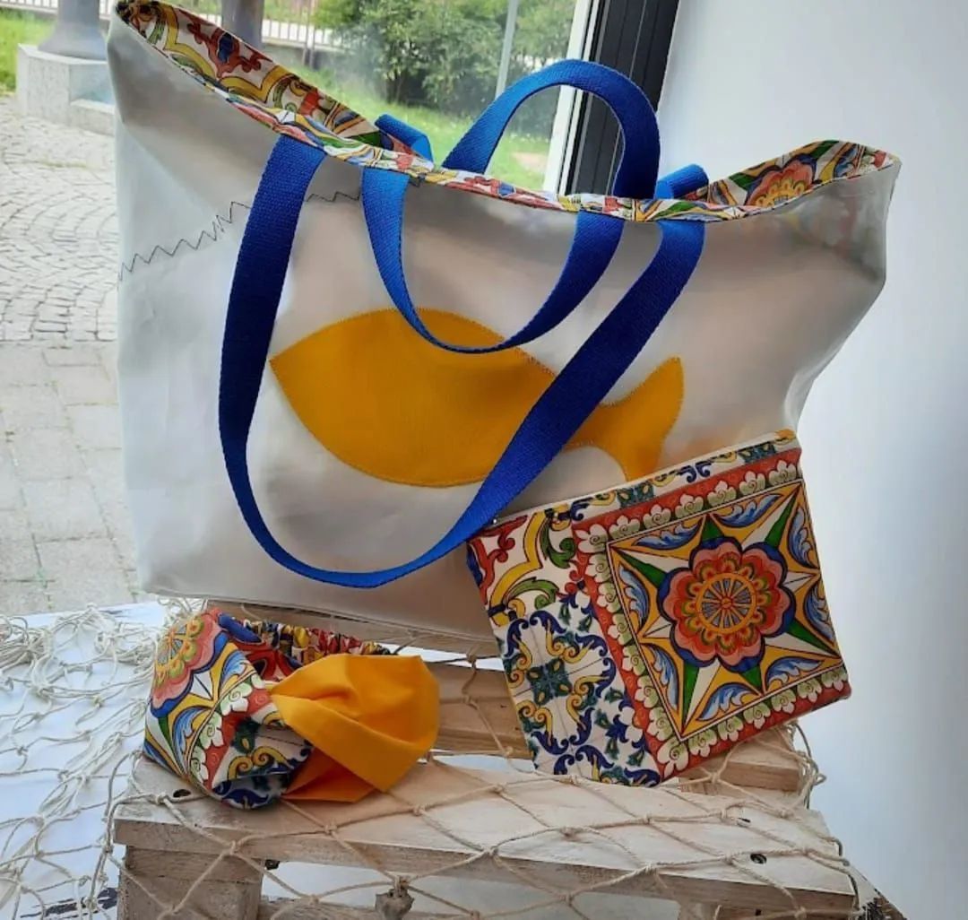 Una borsa bianca con sopra un pesce giallo