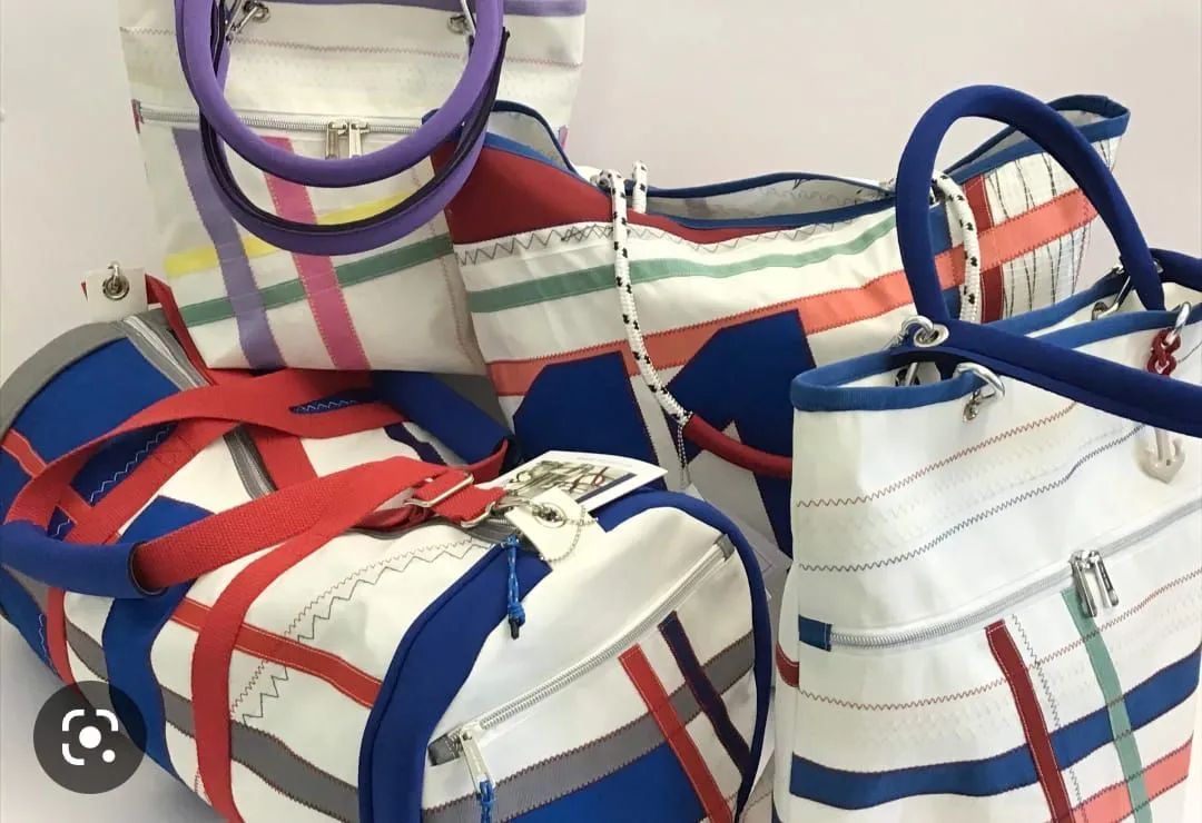 Un mucchio di borse sono impilate una sopra l'altra