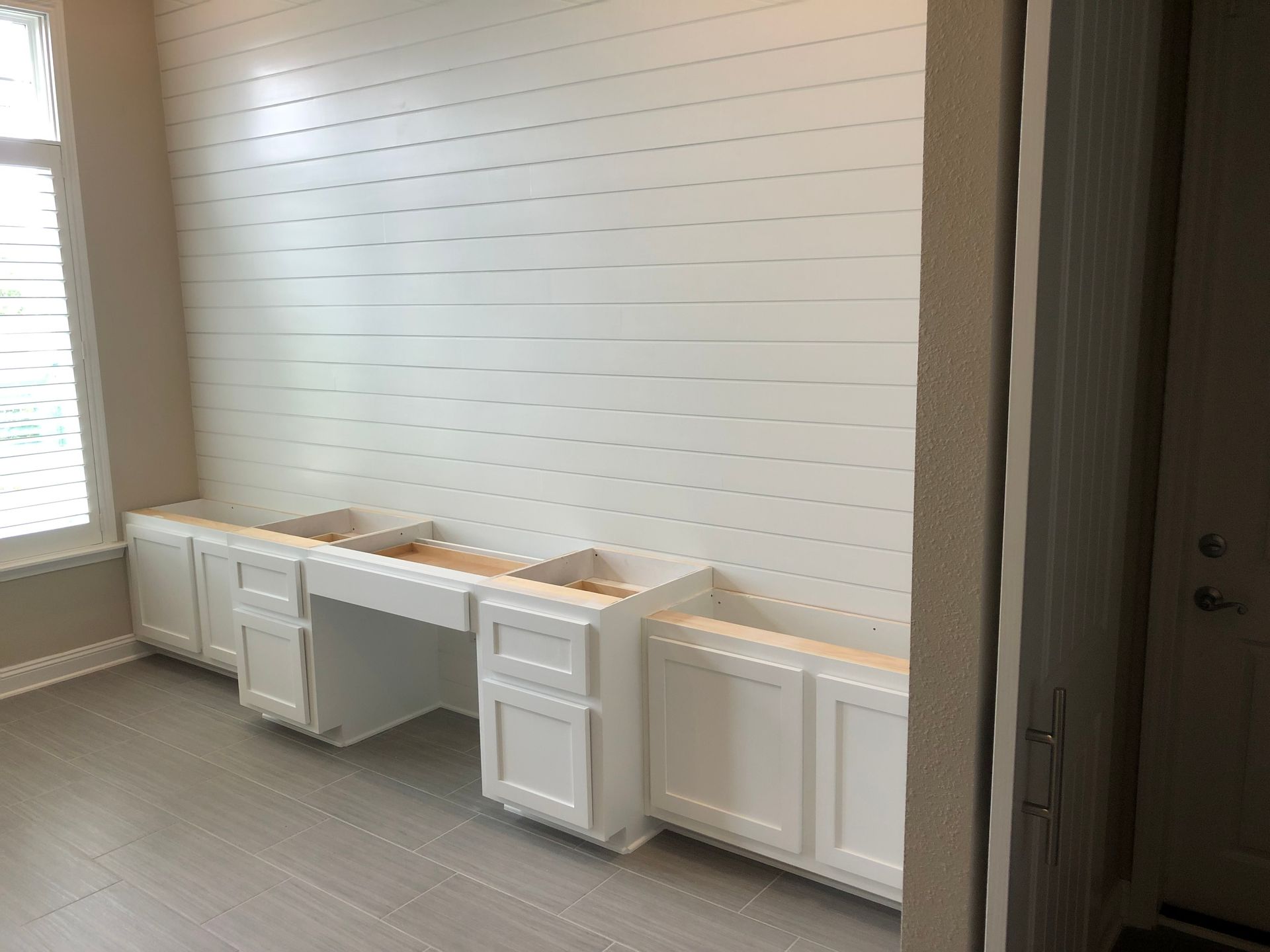 A close up of a piece of wood showing the texture of the wood.