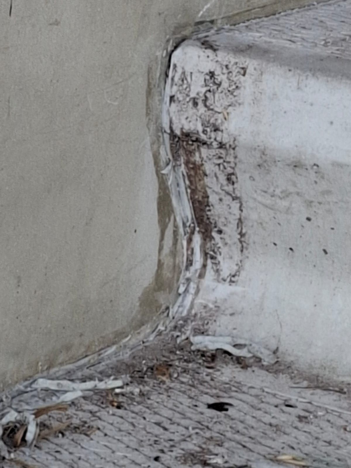 Lekkage onder betonnen trappen oplossen