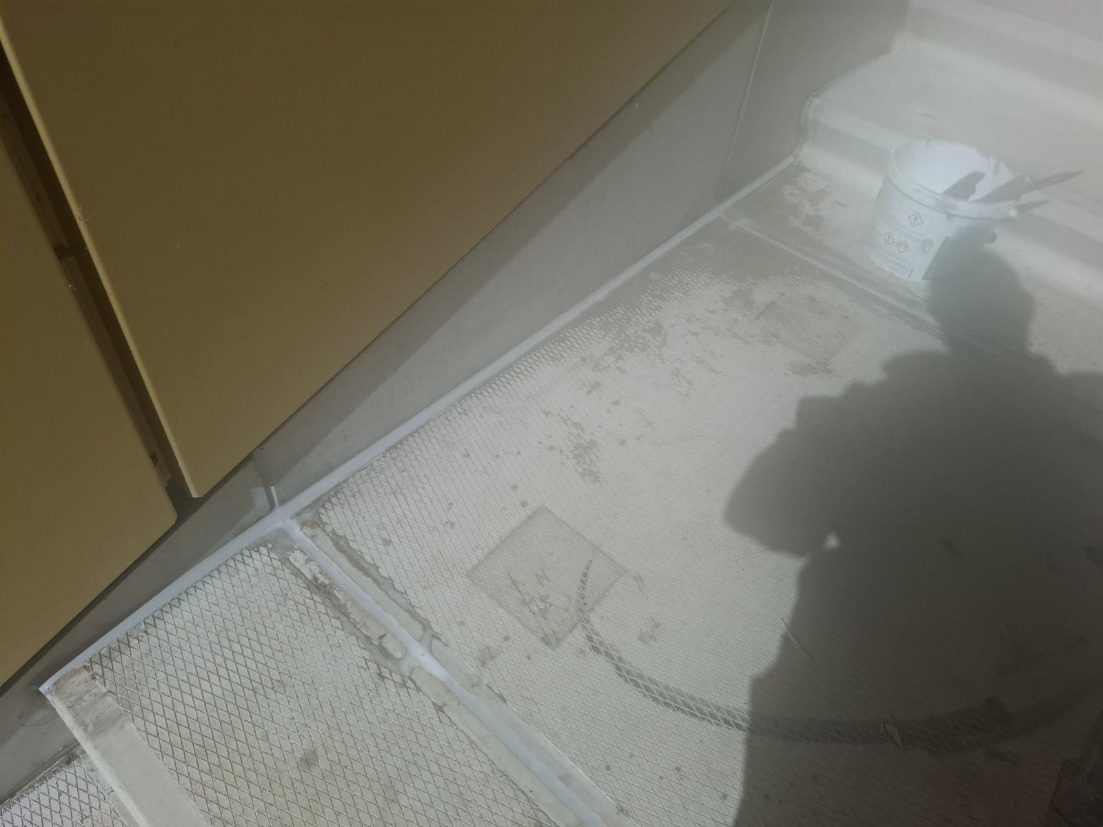 Lekkage onder betonnen trappen oplossen doormiddel van de oude kit verwijderen het beton schoon slijpen. Daarna primer erop en opnieuw kitten.