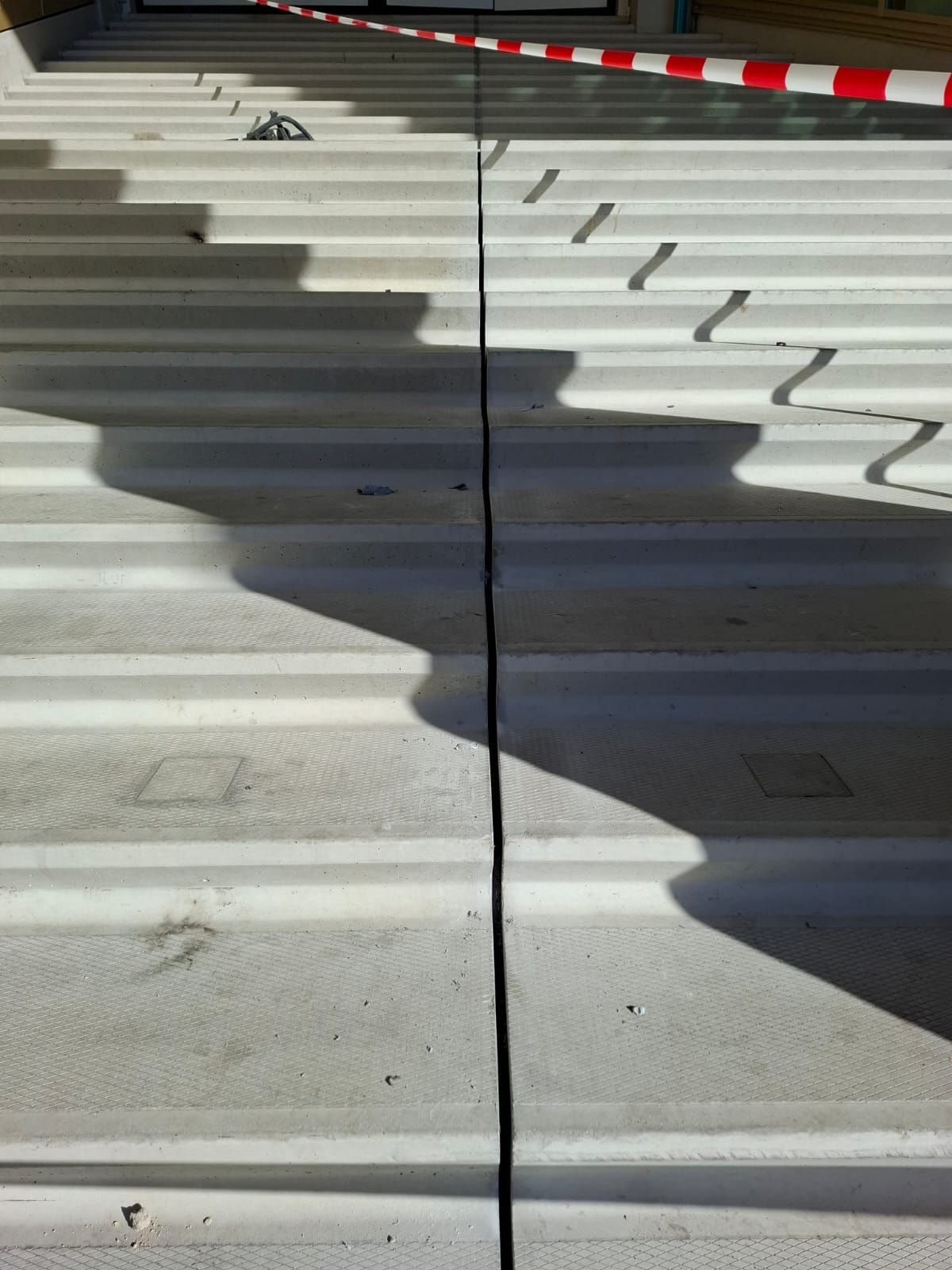 Lekkage onder betonnen trappen oplossen doormiddel van de oude kit verwijderen het beton schoon slijpen. Daarna primer erop en opnieuw kitten.