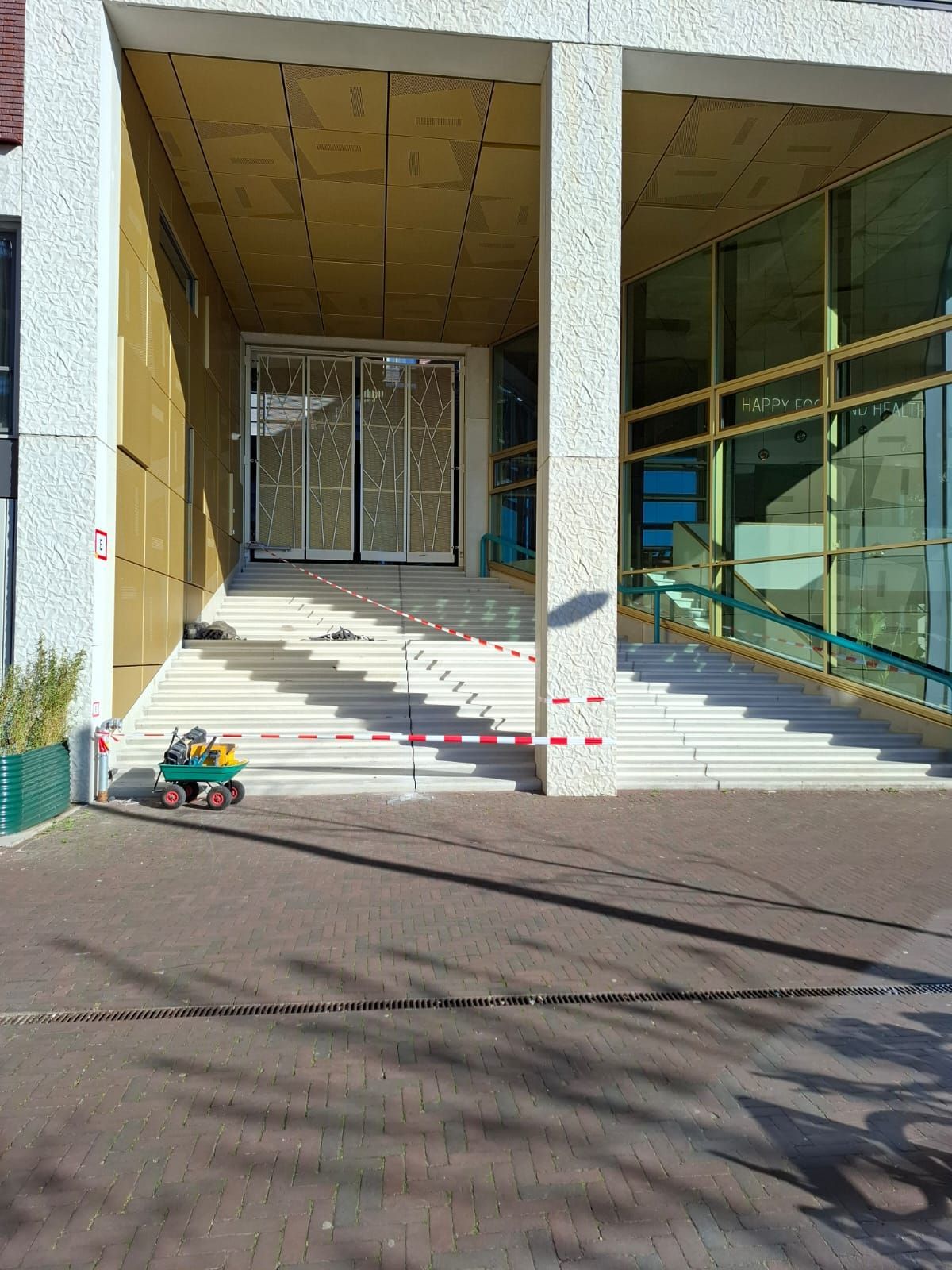 Lekkage onder betonnen trappen oplossen doormiddel van de oude kit verwijderen het beton schoon slijpen. Daarna primer erop en opnieuw kitten.