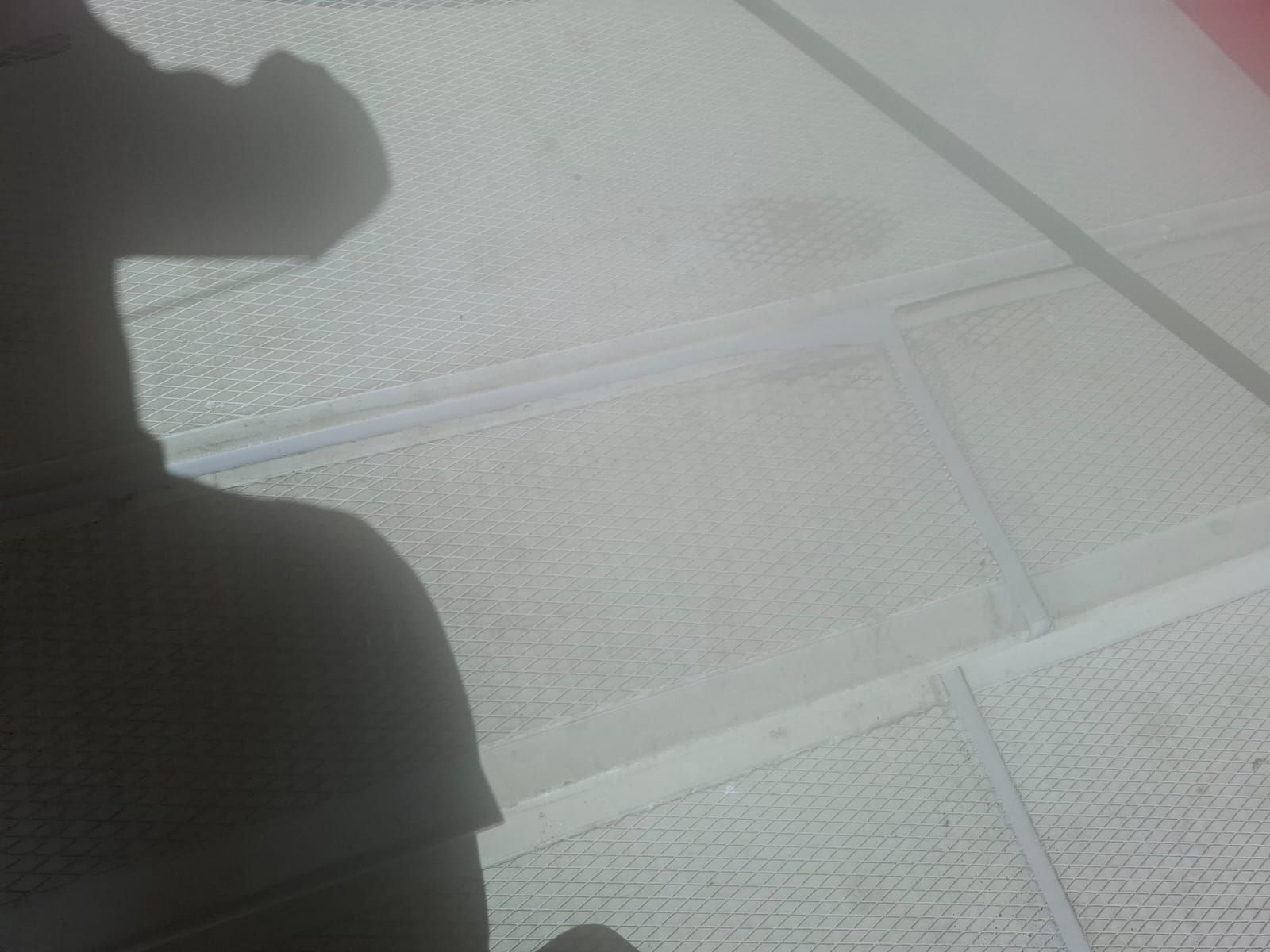 Lekkage onder betonnen trappen oplossen doormiddel van de oude kit verwijderen het beton schoon slijpen. Daarna primer erop en opnieuw kitten.