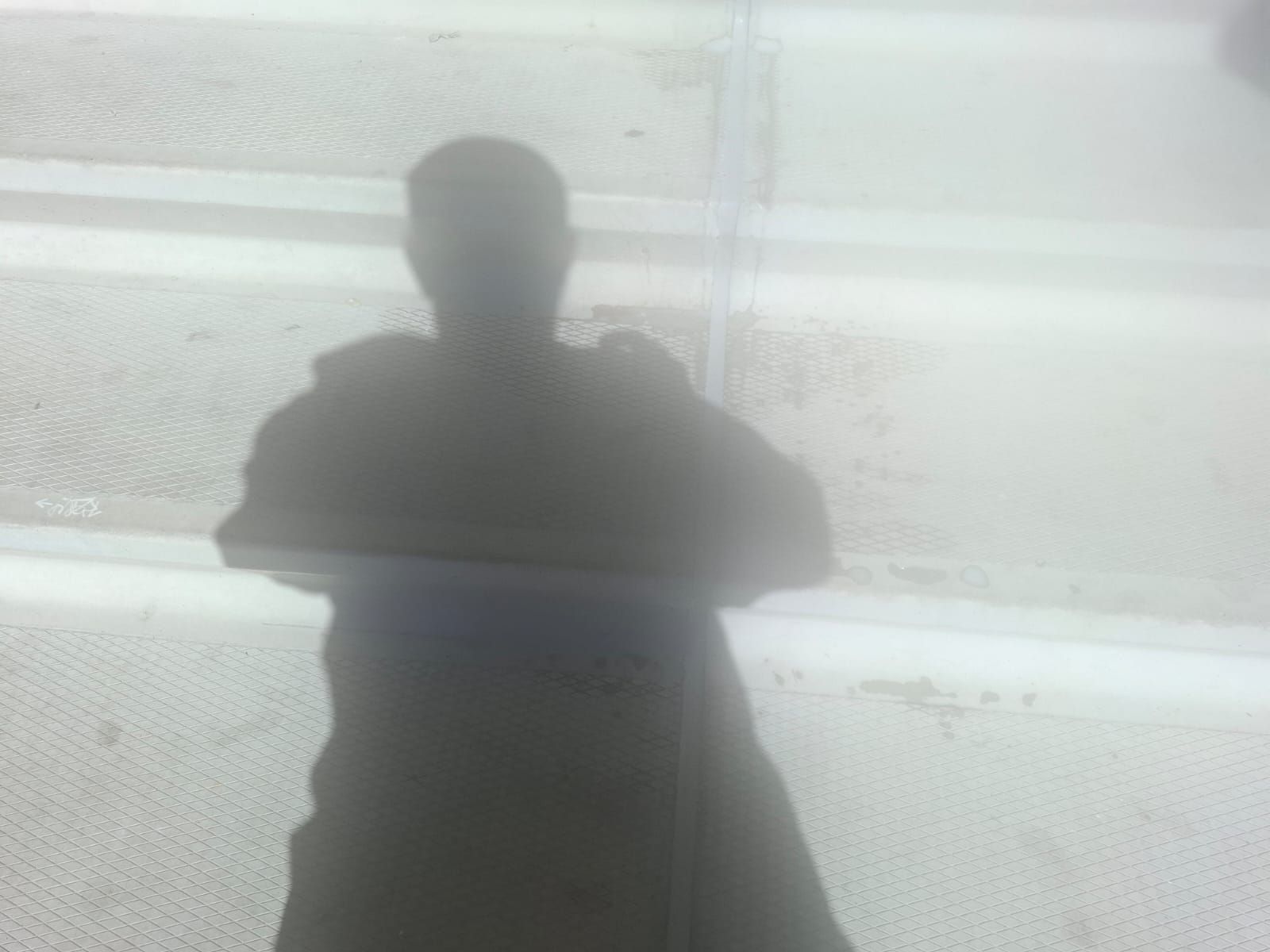 Lekkage onder betonnen trappen oplossen doormiddel van de oude kit verwijderen het beton schoon slijpen. Daarna primer erop en opnieuw kitten.