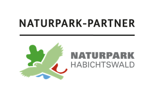 Logo voor Naturpark Habichtswald met een groene vogel en rode, groene en blauwe vormen. Tekst: NATURPARK-PARTNER