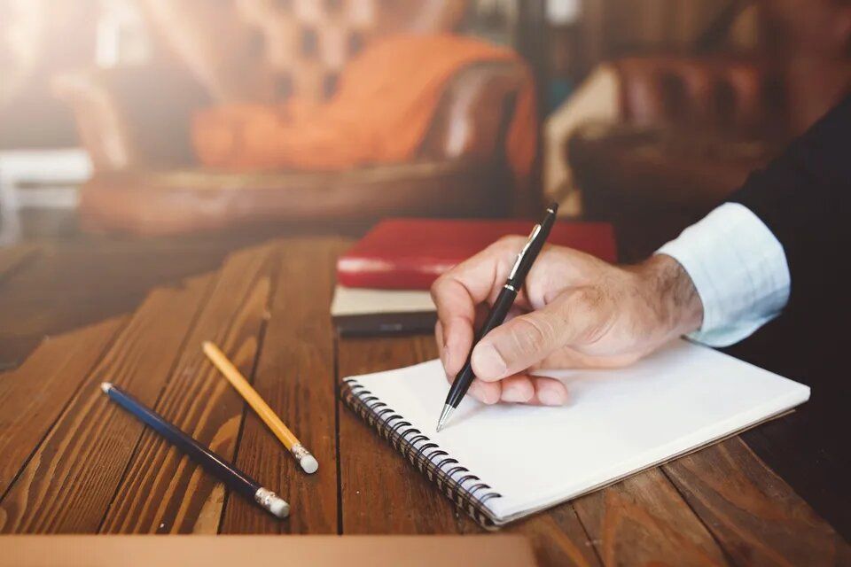 grafologo che redige una perizia