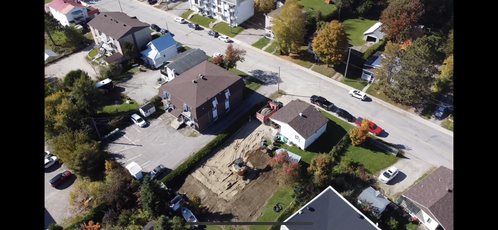 Une vue aérienne d'un quartier résidentiel avec des maisons et des arbres