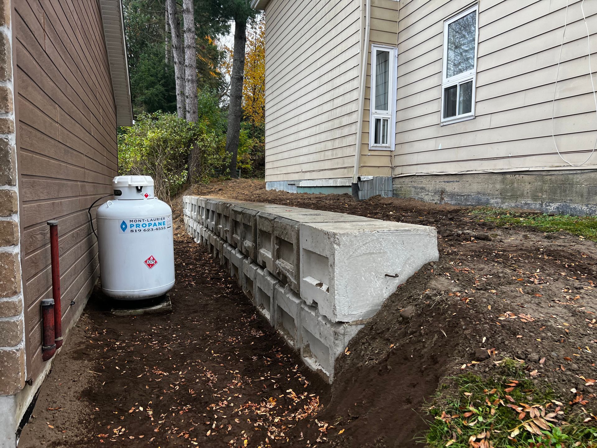 Un réservoir de propane se trouve sur le côté d’une maison.