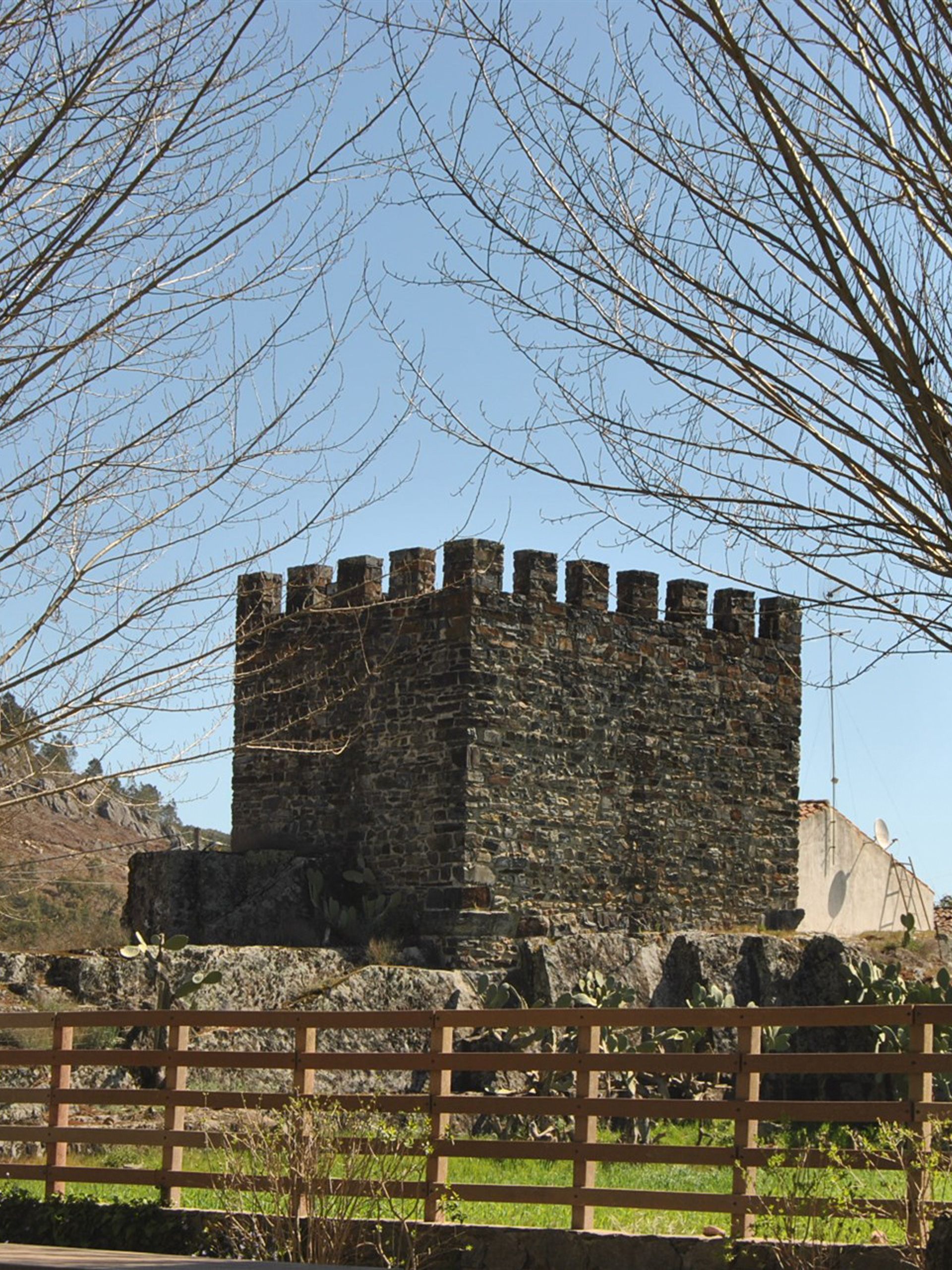 Uma torre de pedra com uma cerca de madeira na frente Marvão 