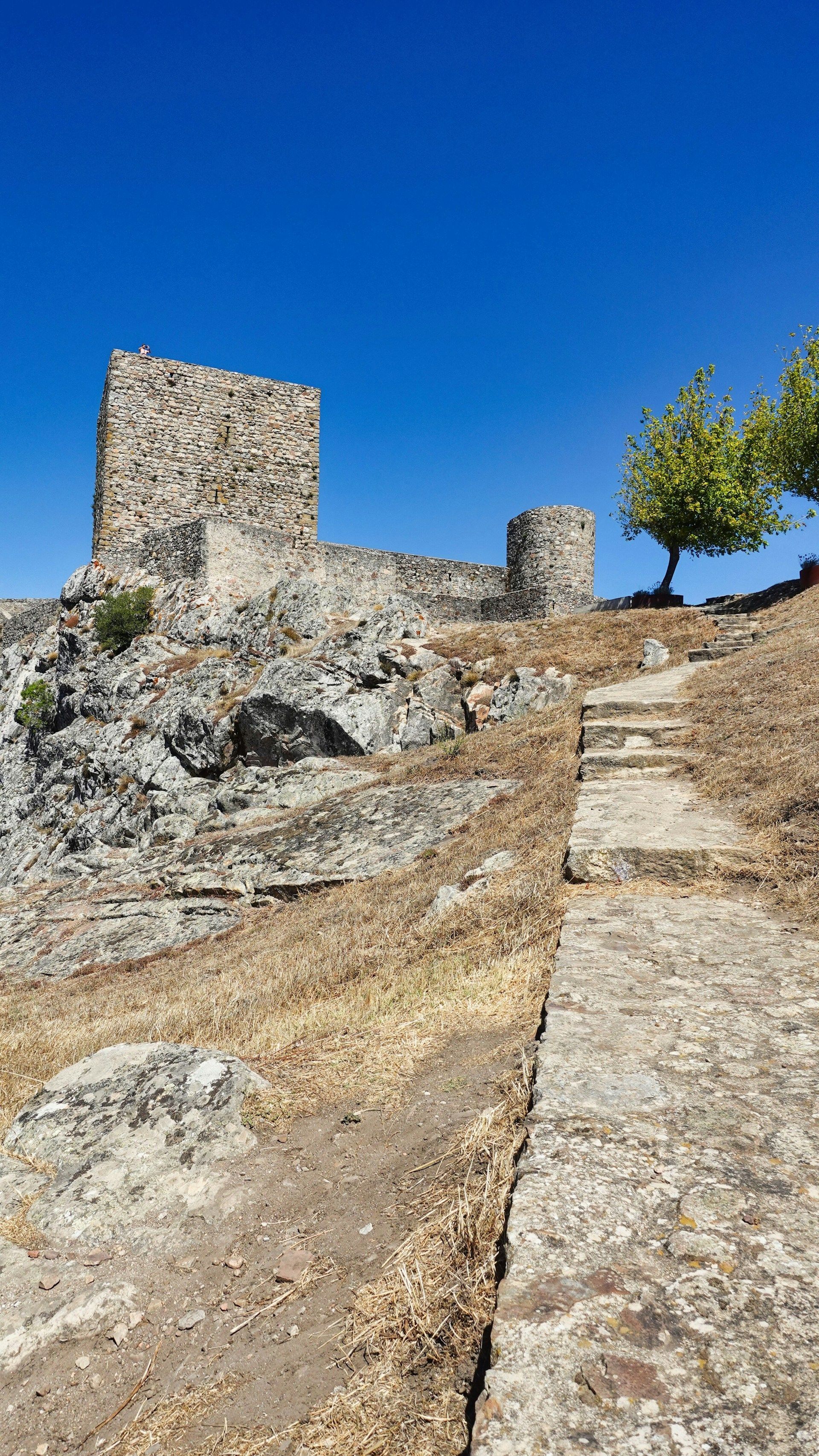 Uma escadaria de pedra que leva a um castelo no topo de uma colina. Marvão 