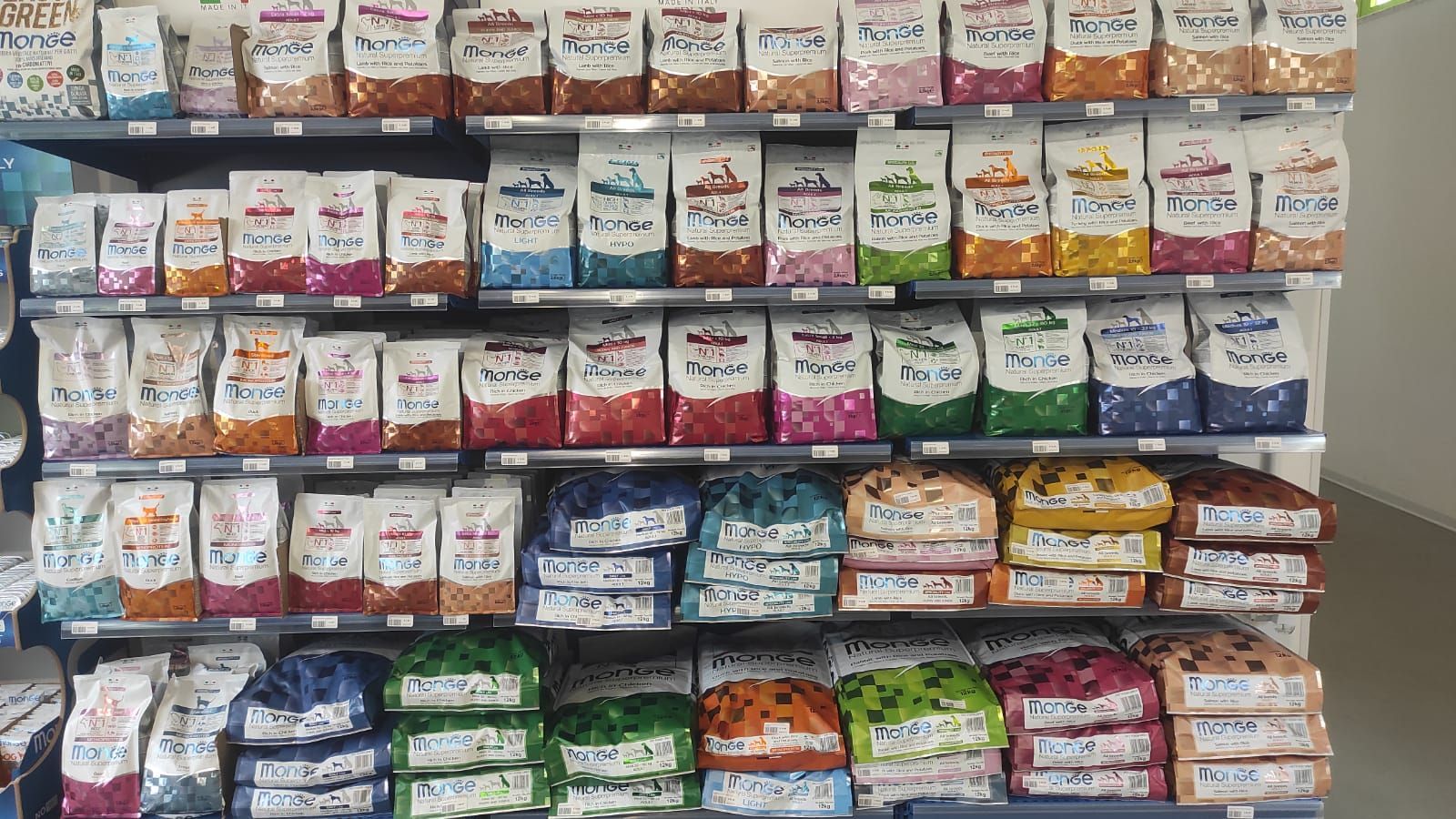 Uno scaffale pieno di tanti sacchi di cibo per cani