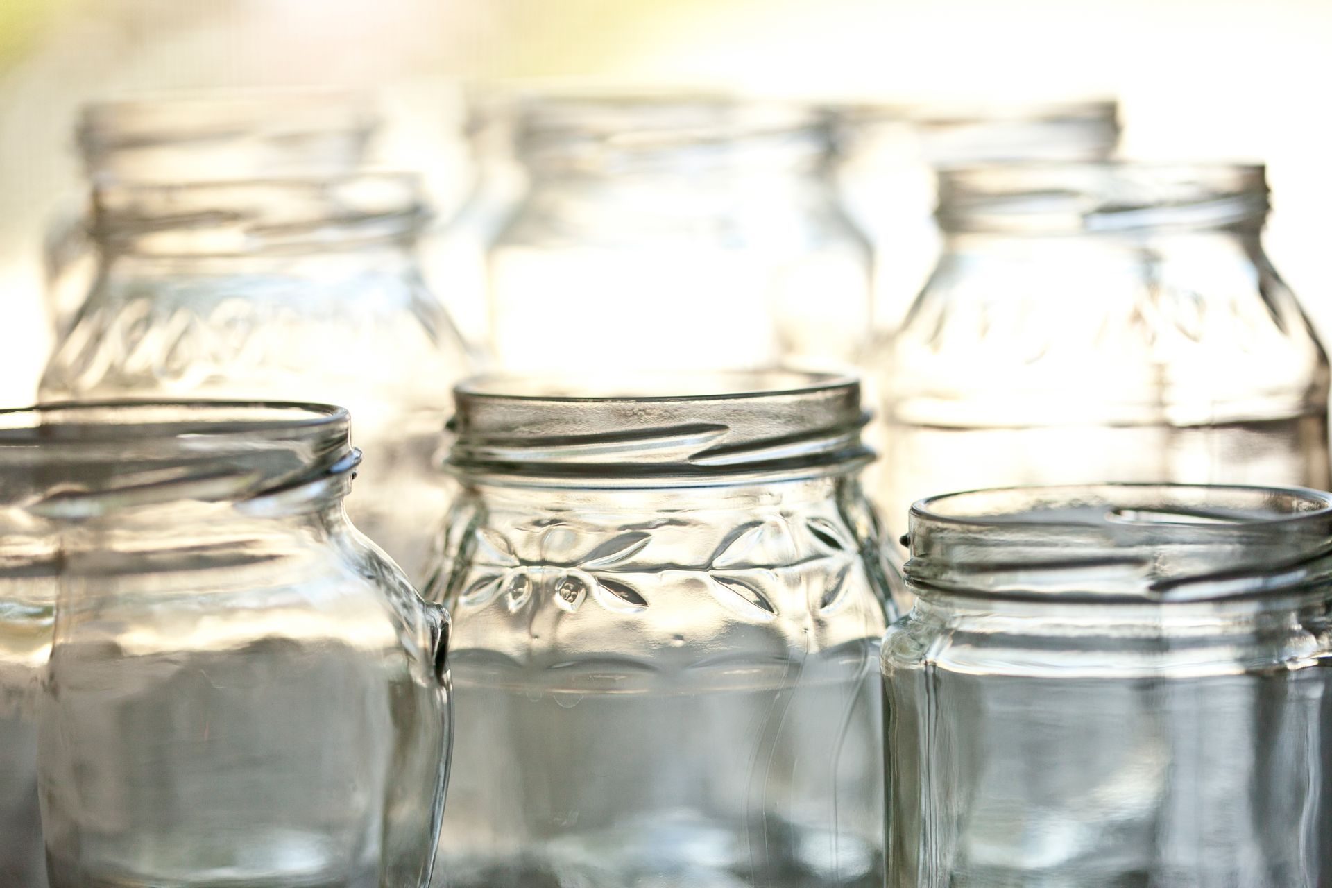 Una fila di barattoli di vetro vuoti sono allineati in fila