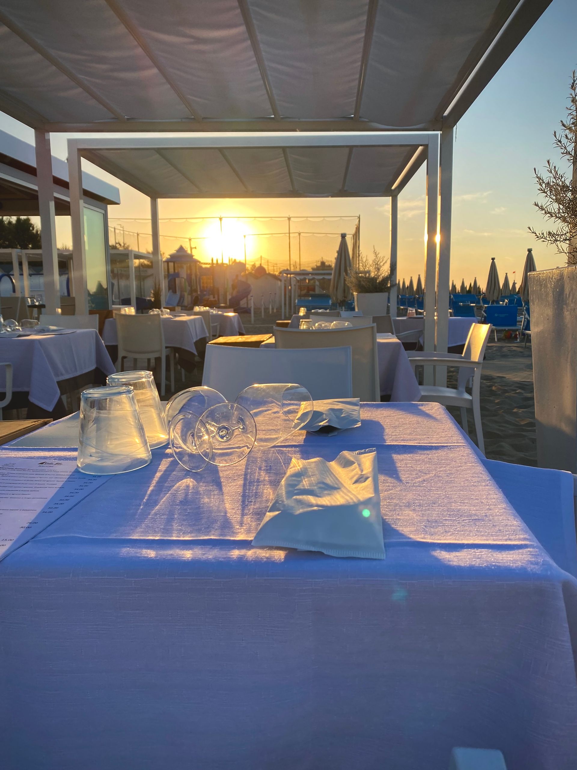 Prenota online al Vela Blu, il miglior ristorante di pesce tra Riccione e Misano Adriatico. Assicurati un tavolo