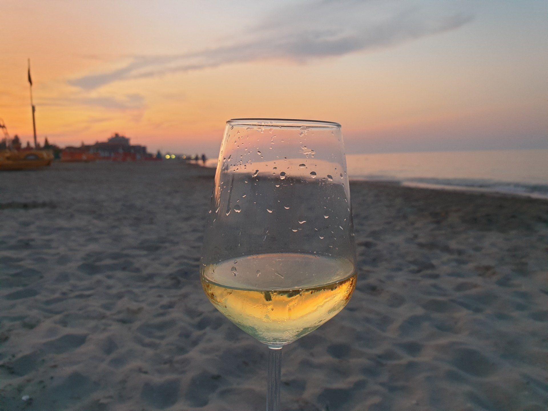 Calice di vino al tramonto di Riccione
