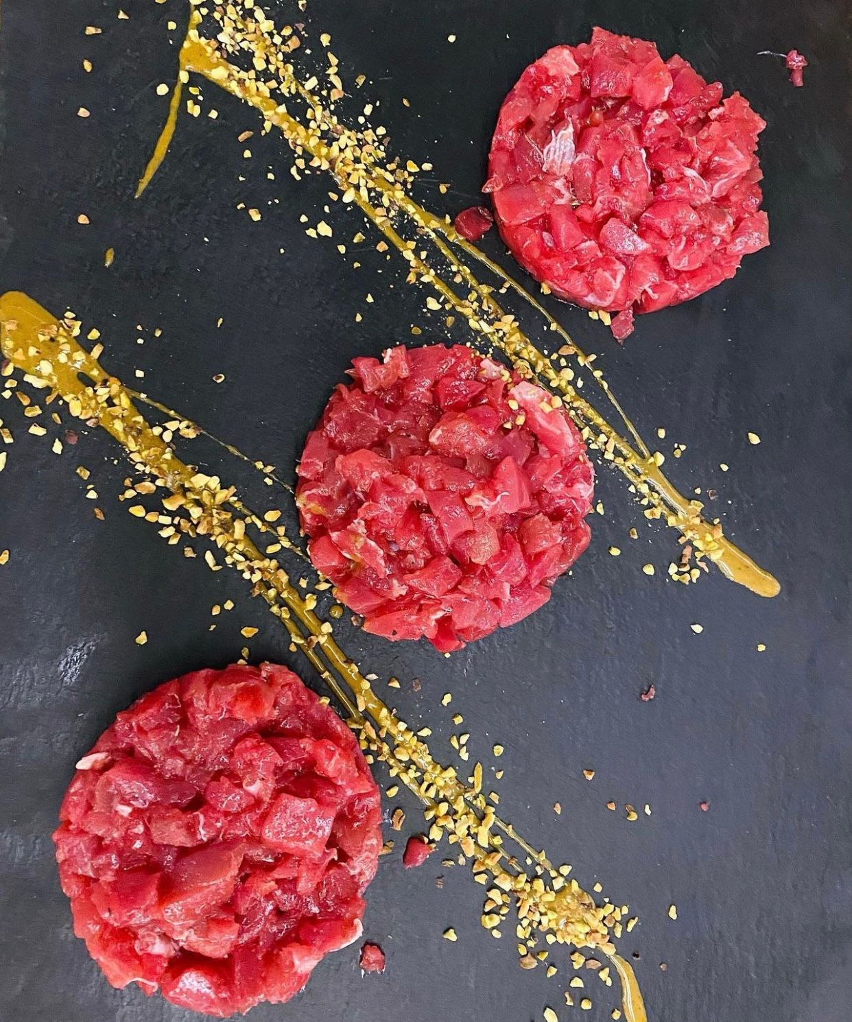Tartare di Tonno Rosso con un calice di vino sulla spiaggia a Riccione