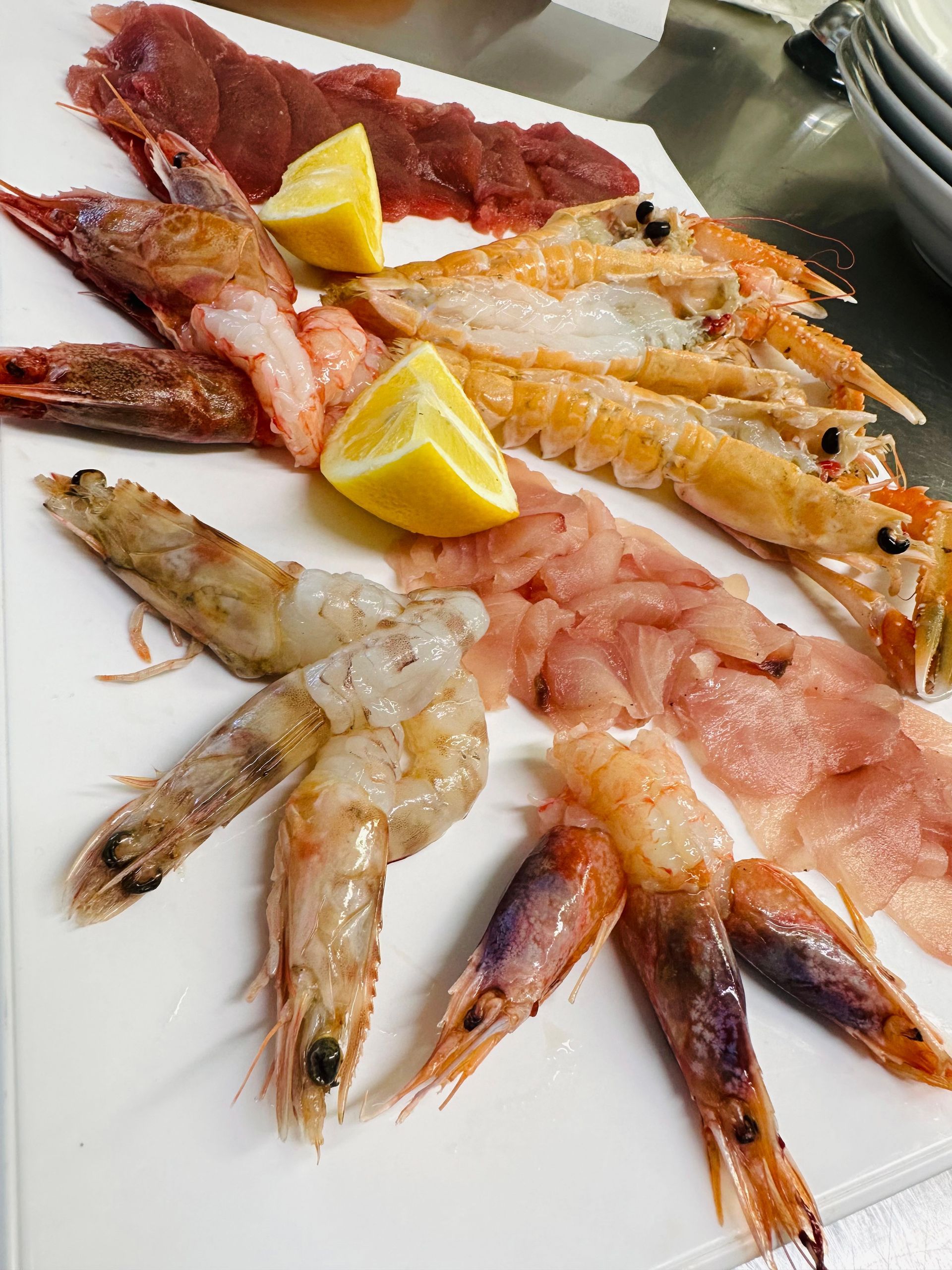 Selezione di crudo di pesce al ristorante Vela Blu di Riccione