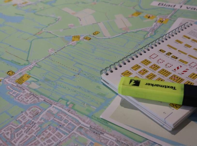 Een gele markering staat bovenop een kaart