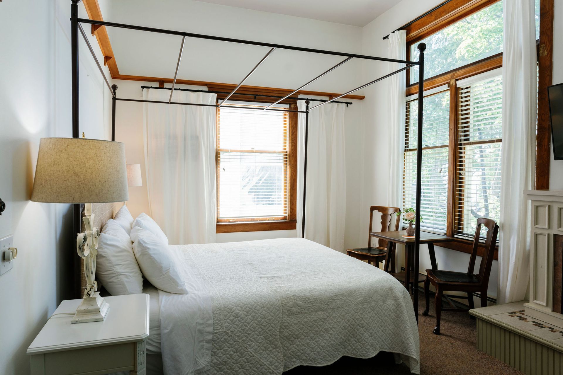 A room with a jacuzzi tub in the middle of it
