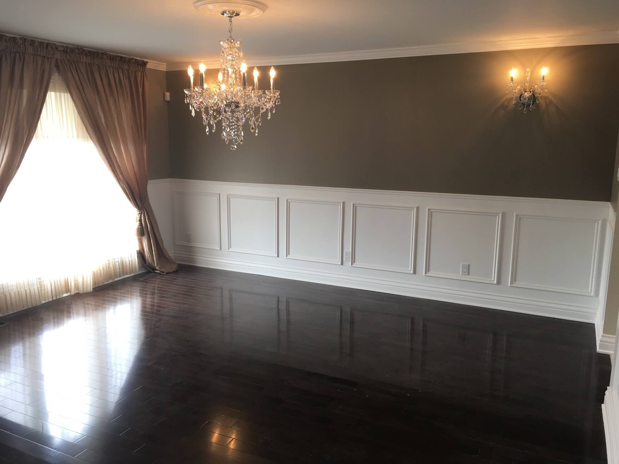 Une salle à manger vide avec un lustre suspendu au plafond.