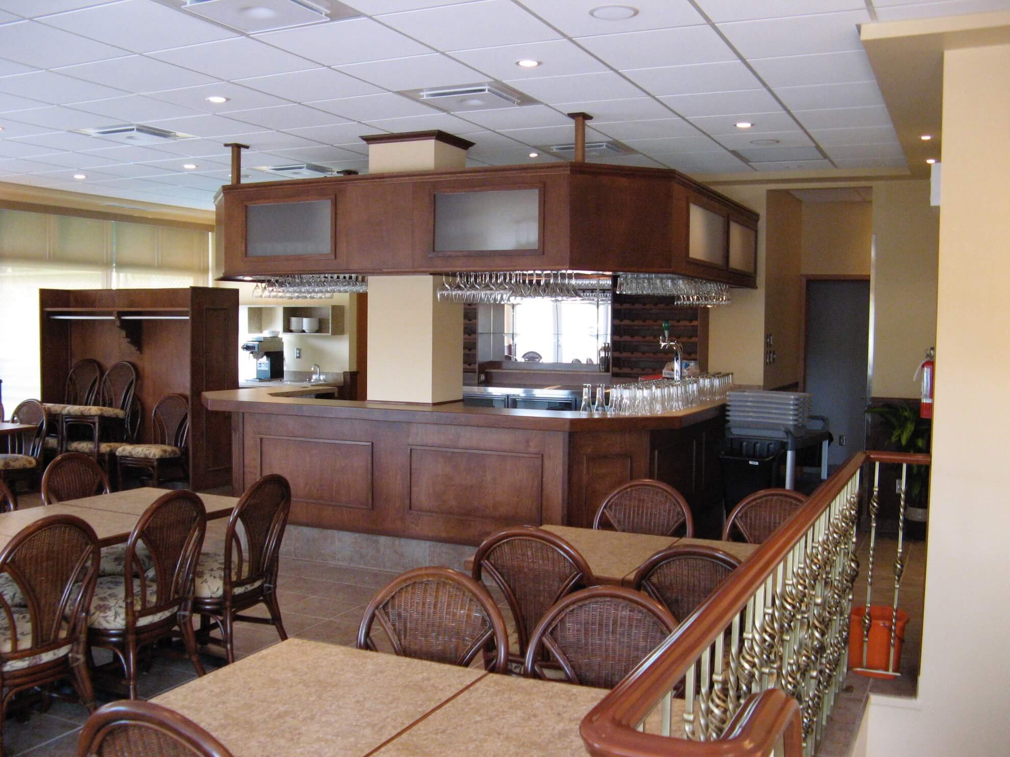 Un restaurant avec des tables et des chaises et un bar