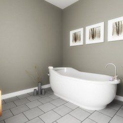 Baignoire blanche autoportante dans une salle de bain aux murs gris, trois œuvres d'art encadrées, sol en carrelage gris.