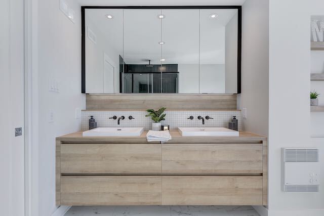 Salle de bain avec double vasque et grand miroir. Meuble en bois, murs blancs, design moderne.
