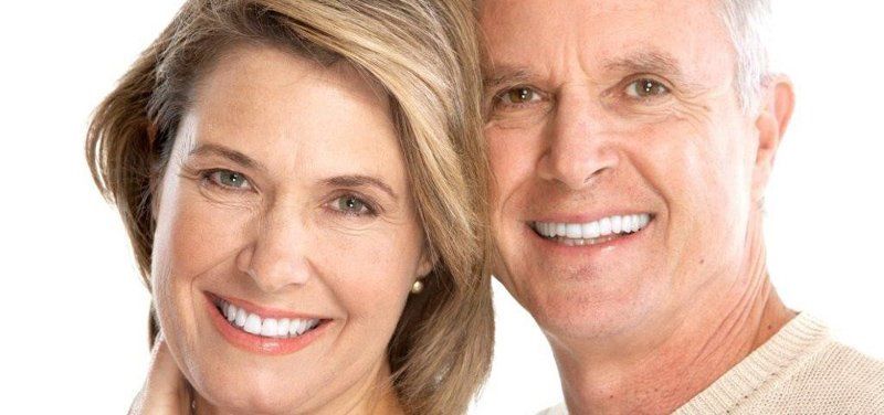 Due persone con la dentiera