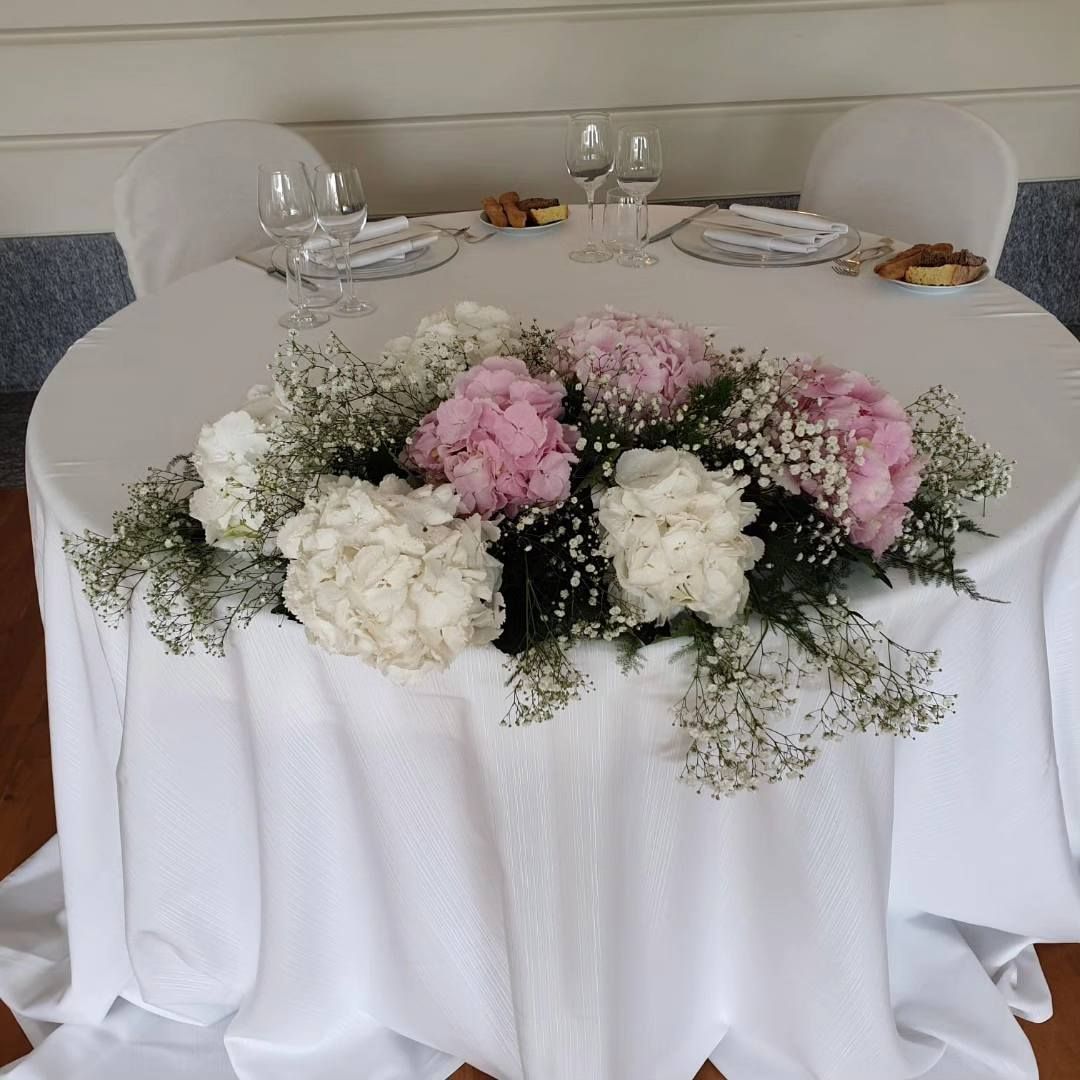 Un tavolo con fiori rosa e bianchi sopra