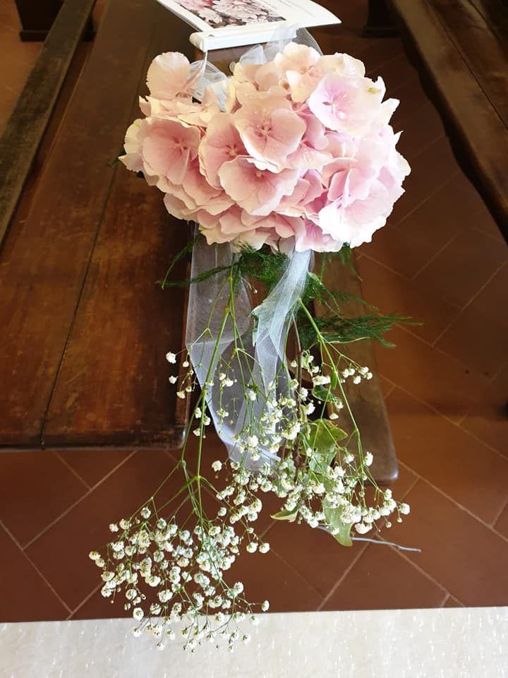 Un mazzo di fiori rosa e gypsophila su un tavolo di legno